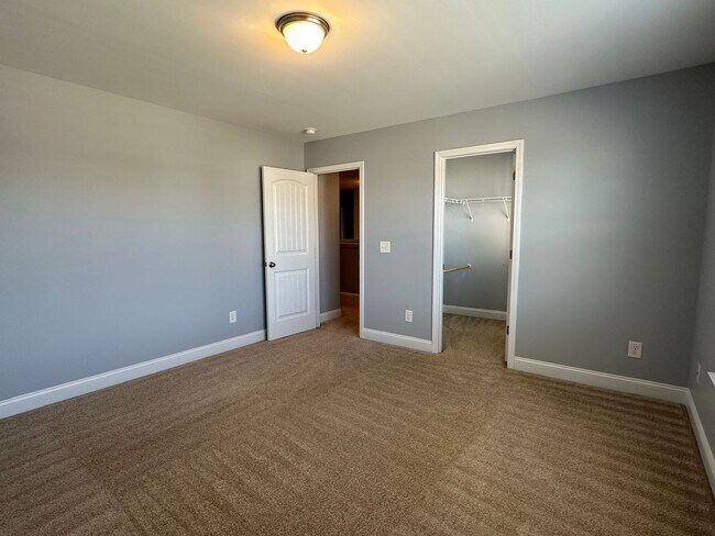 Building Photo - Awesome 4 Bedroom 2.5 Bath Home with Lots of space and a 2 Car Garage!