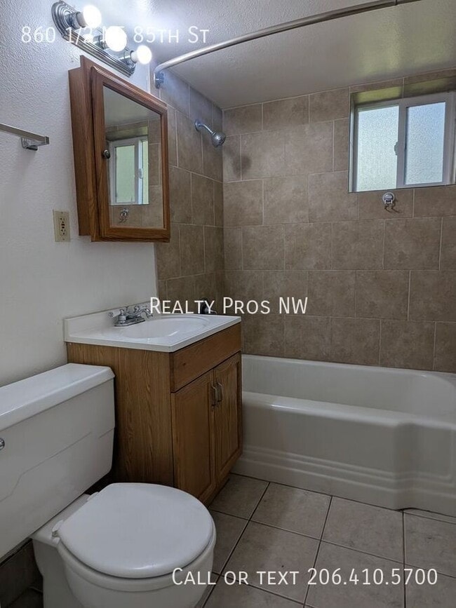 Building Photo - 860 1/2 NE 85th St-