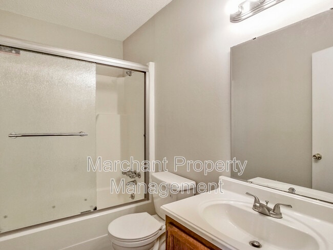 Building Photo - 106 E Bay Ct