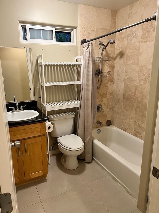 Building Photo - Pet Friendly, Ground Level, W/D, AC, Great...