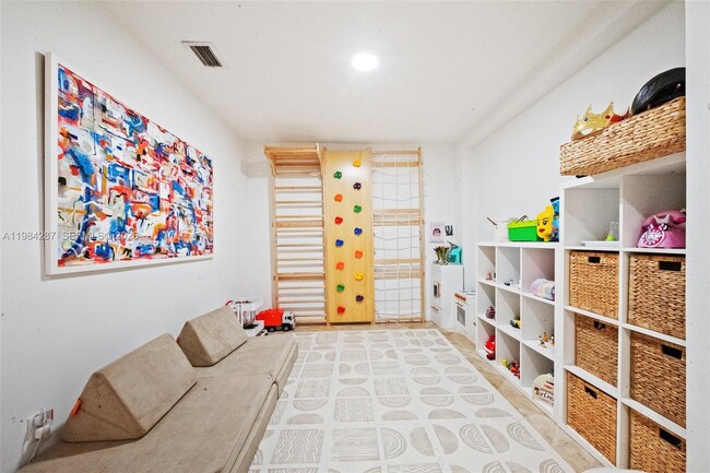 Building Photo - 200 W Mashta Dr