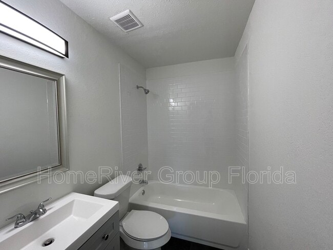 Building Photo - 2211 W Woodlawn Ave