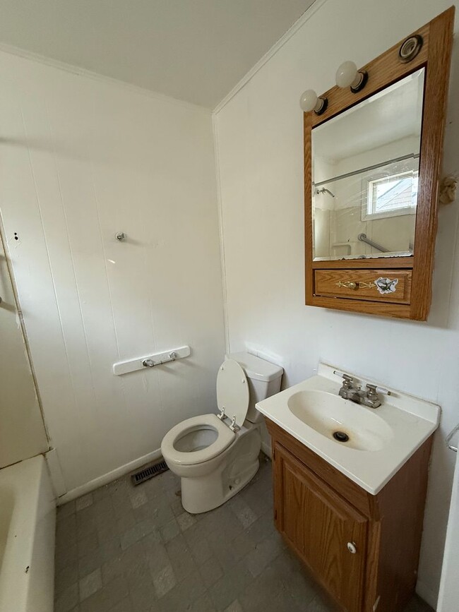 Building Photo - 1 bedroom/ 1 bath home $800.00