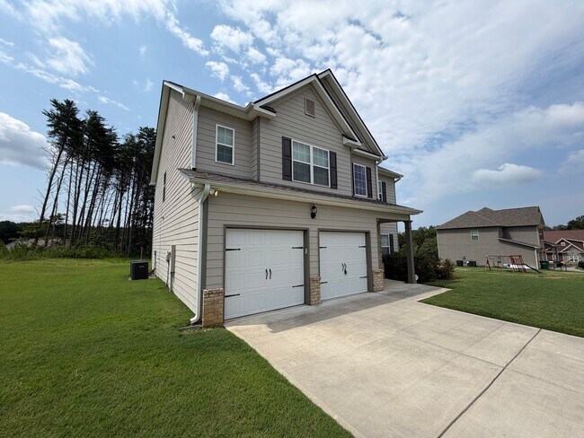 Building Photo - Spacious 4/2.5 House in Rydal- $2,995