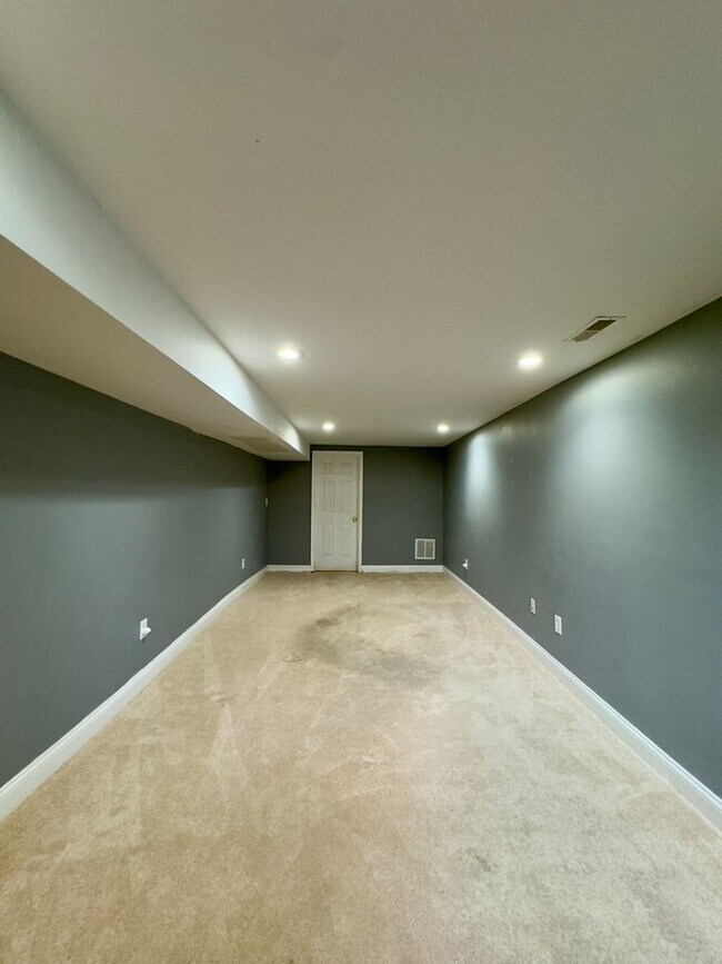 Building Photo - Charming 3-Bedroom Townhome with Modern Am...