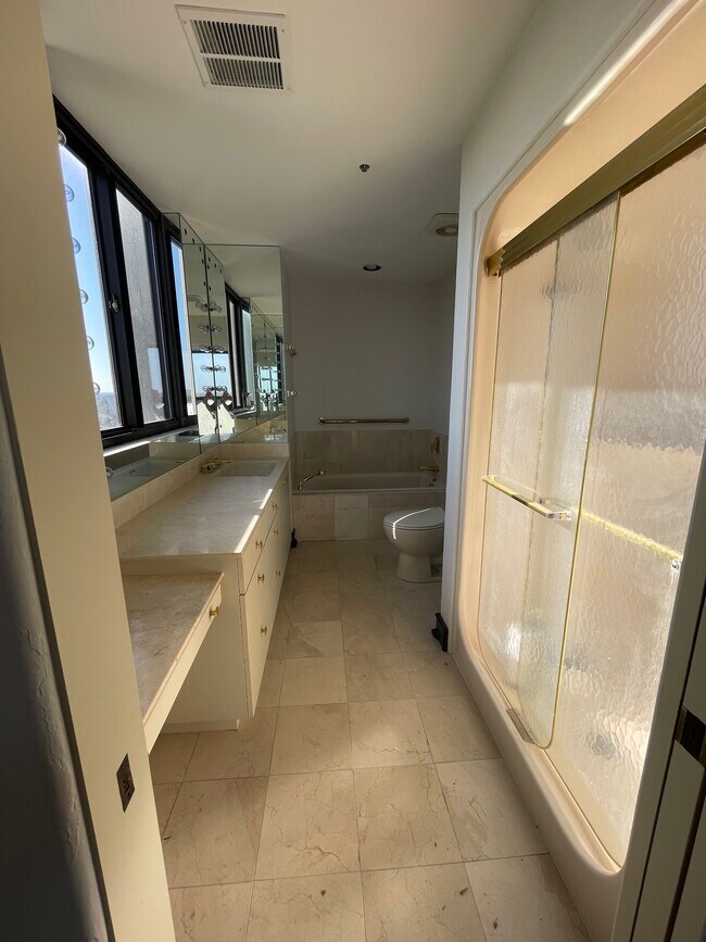 Building Photo - 350 S John Q Hammons Pky