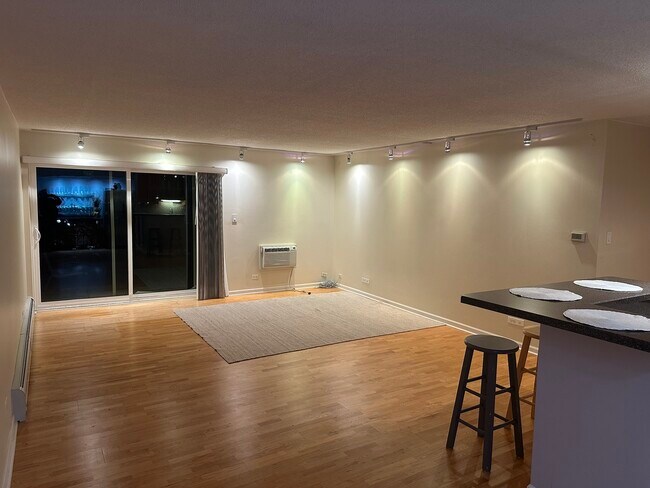 Building Photo - 16 E Old Willow Rd