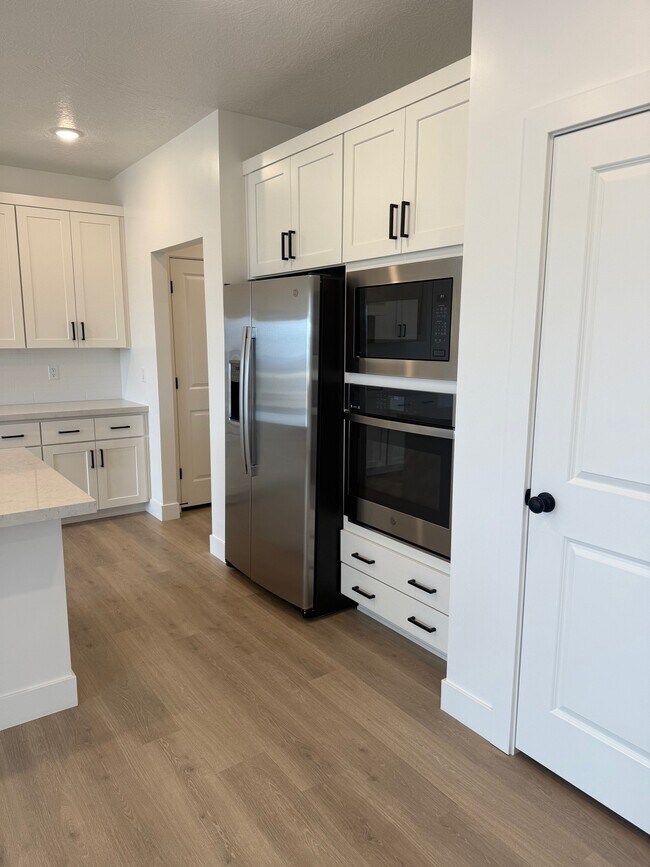 Building Photo - Mapleton TownHome