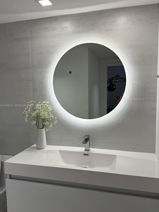 Building Photo - 900 Bay Dr