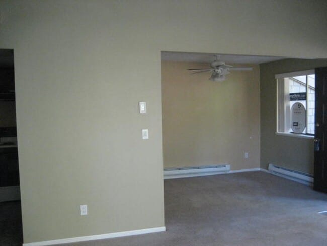 Building Photo - 44 Crestfield Ct