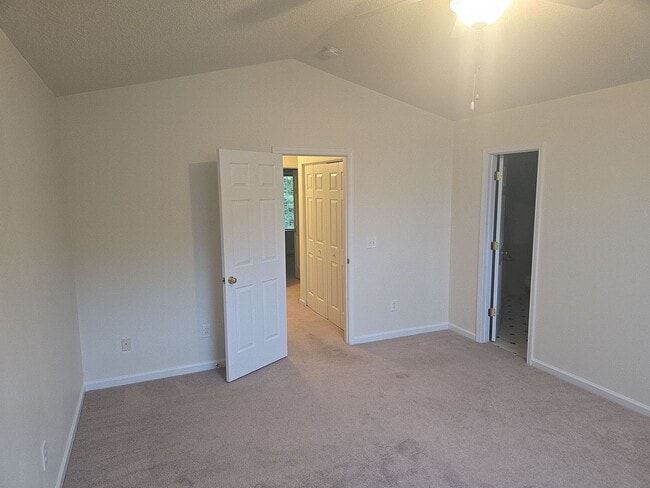 Building Photo - 3 bedroom, 2 bath home in a great area nea...