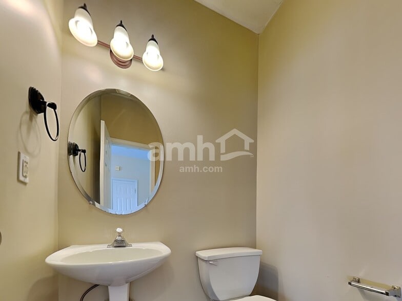 Building Photo - 3305 Maple Terrace Dr