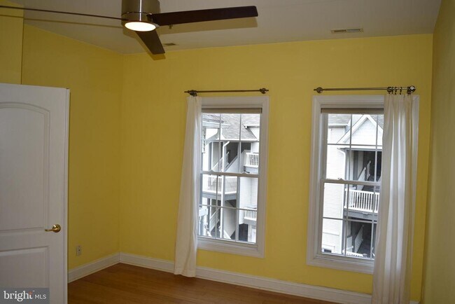 Building Photo - 204 Seneca Way
