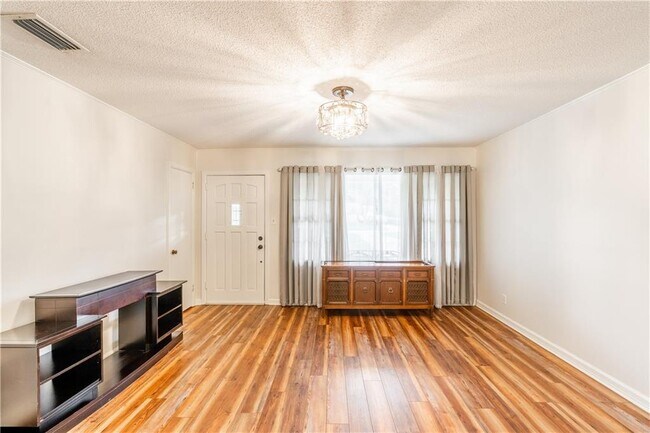 Building Photo - 304 Dogwood Dr