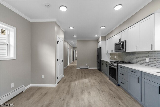 Building Photo - 1033 E 23rd St