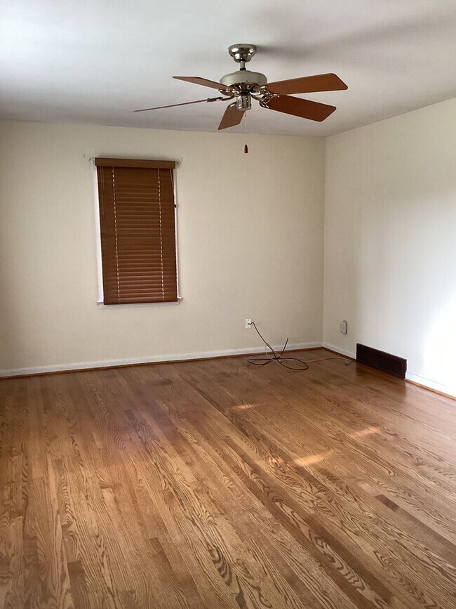 Building Photo - Roomy Updated Home in Established Neighbor...