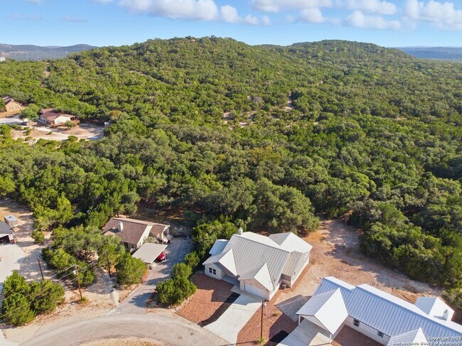 Building Photo - 207 Deer Oaks Dr