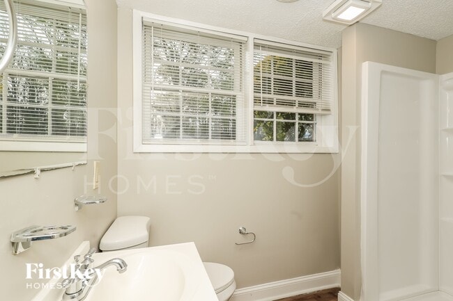 Building Photo - 335 Sharon Dr
