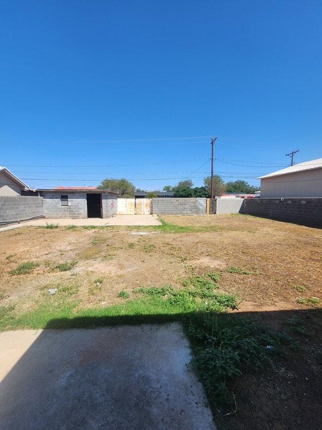 Building Photo - 3 bed 1 bath home, move in ready!