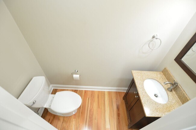 Building Photo - Premium End Unit Home!