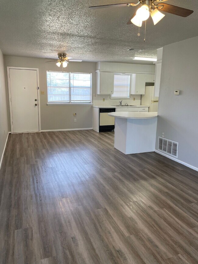 Building Photo - "Charming 3-Bed Oasis in Lubbock - Spaciou...