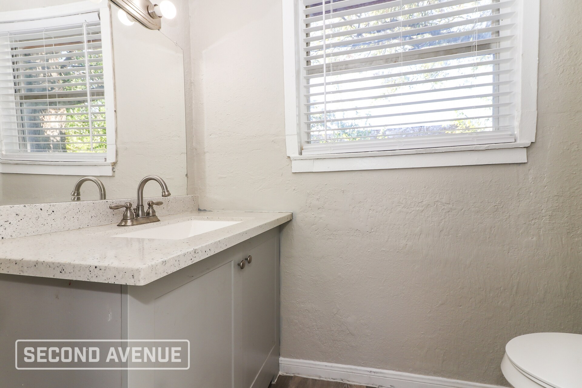 Building Photo - 5911 Kenilwood Dr