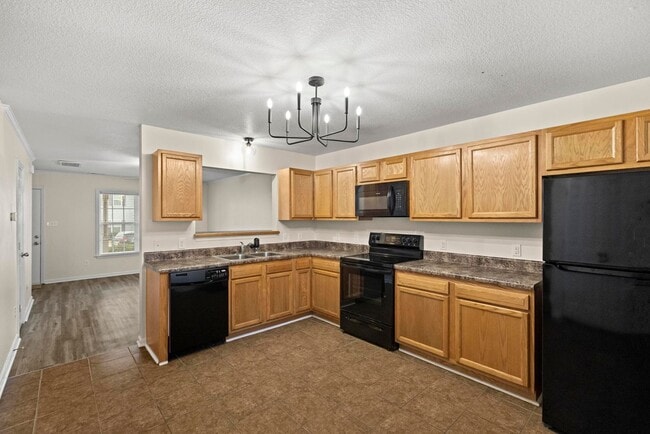 Building Photo - Adorable townhome with beautiful upgrades!