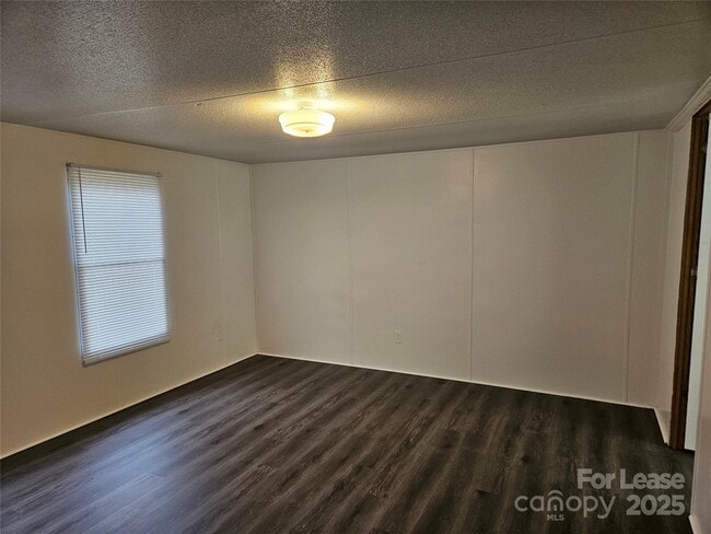 Building Photo - 2292 W Wade Ave