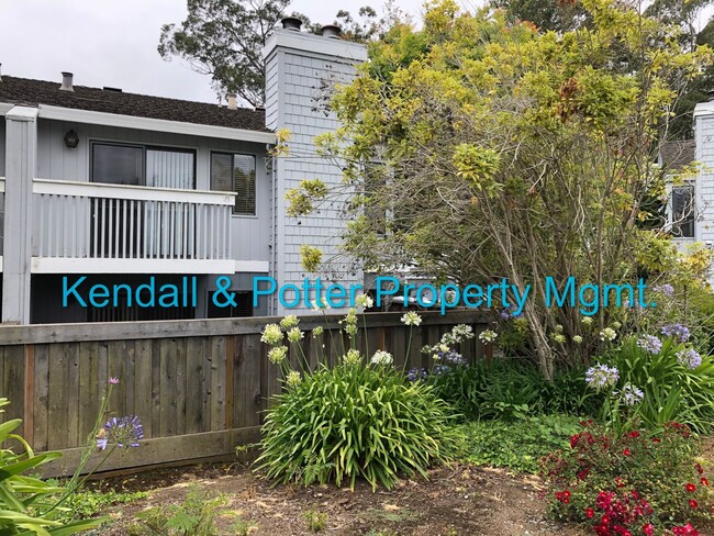 Building Photo - Spacious 3 bed/2.5 bath End Unit Townhome ...