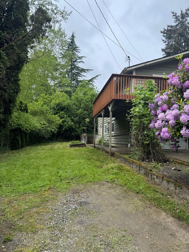 Building Photo - Spacious 4 Bedroom in Beacon Hill!  Lots of Updates, Perfect Location!