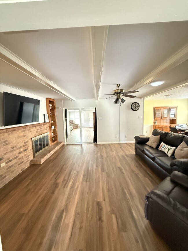 Building Photo - 2420 Pinehurst Ln