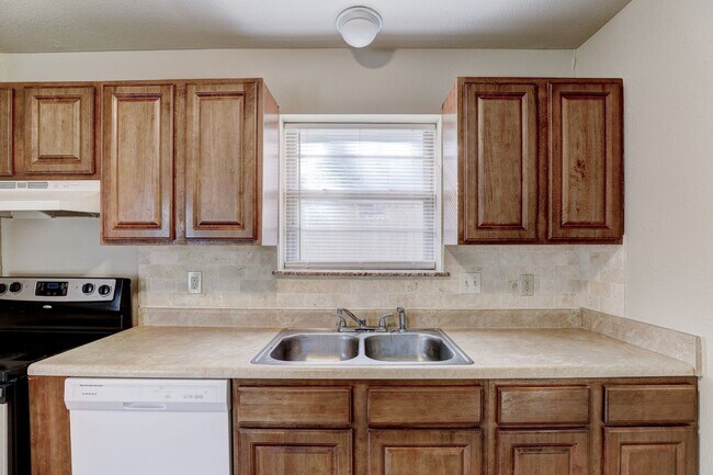 Building Photo - 4 Bedroom,2.5 Bath and 2 Car Garage Duplex with Fireplace and Prime Location Near Lake Hefner
