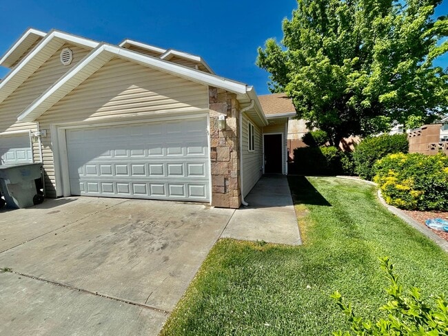 Building Photo - Pet-Friendly Three Bedroom Townhome in Hurricane
