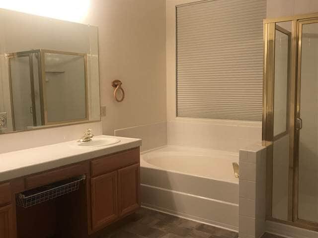 Building Photo - Beautiful 4 bedroom, 2 bath single story h...