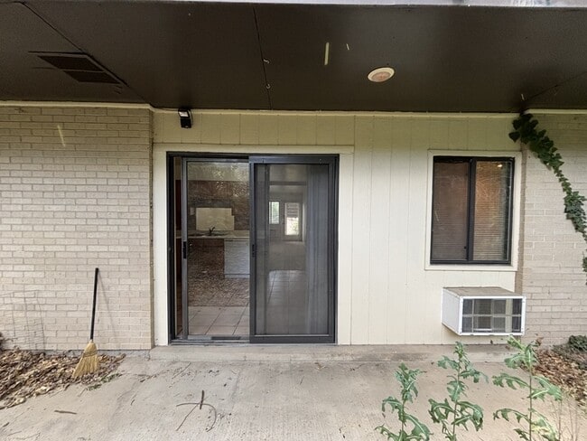 Building Photo - 599 Darwin St