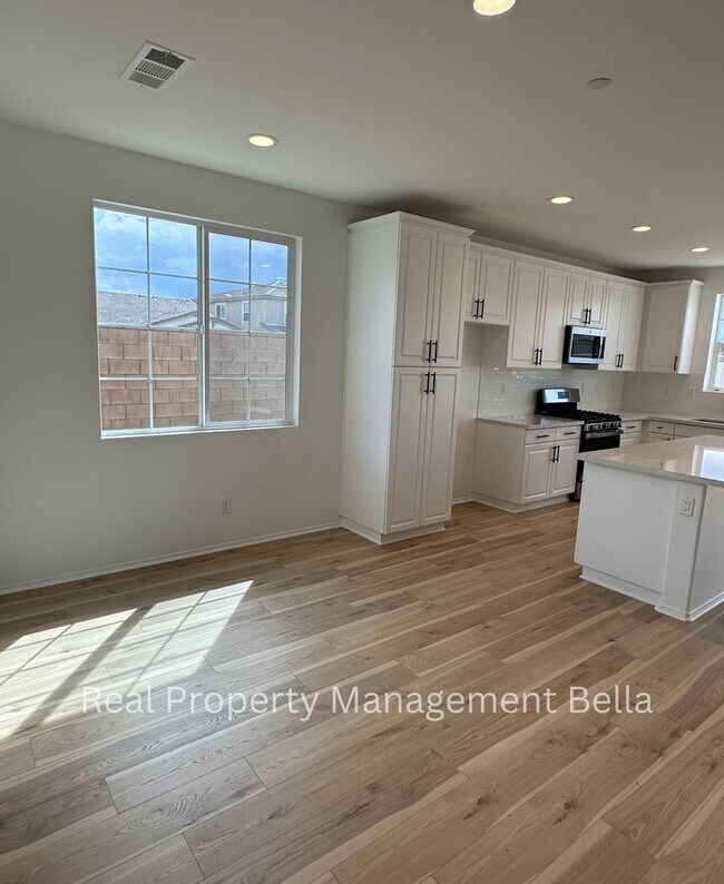 Building Photo - Modern Luxury Awaits: Discover Your Dream Home!