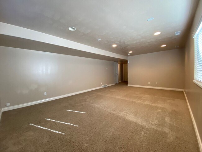 Building Photo - 6 Bedroom/3.5 Bathroom Home In Syracuse!