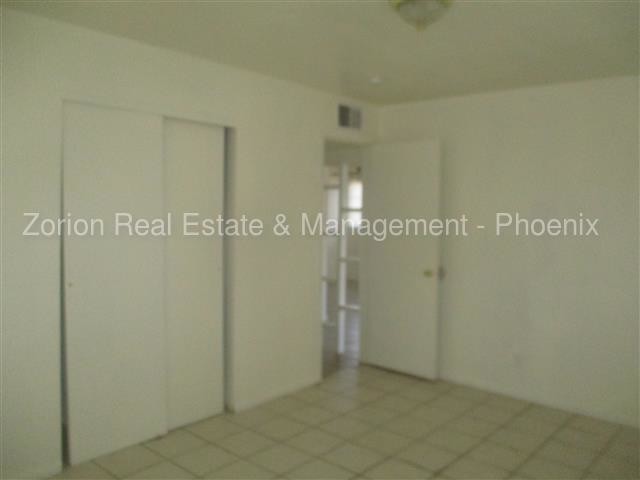 Building Photo - 302 W 11th St