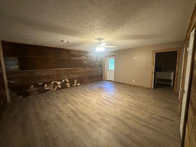 Building Photo - 2111 US-82
