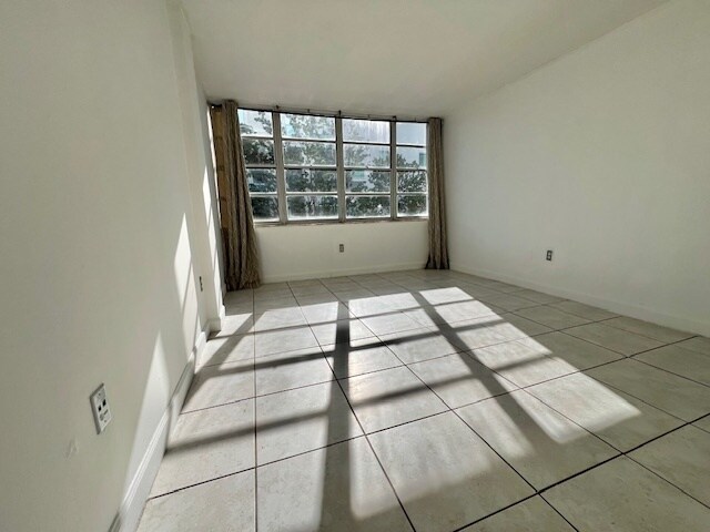 Building Photo - 2016 Bay Dr