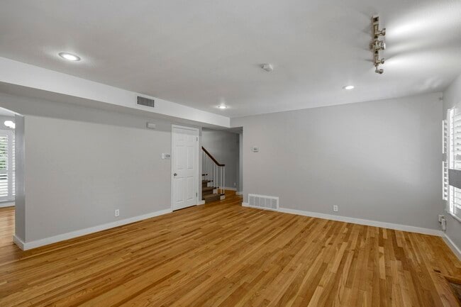 Building Photo - 3206 Albin Dr