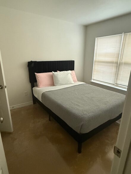 Building Photo - 1165 Lindsey Dr