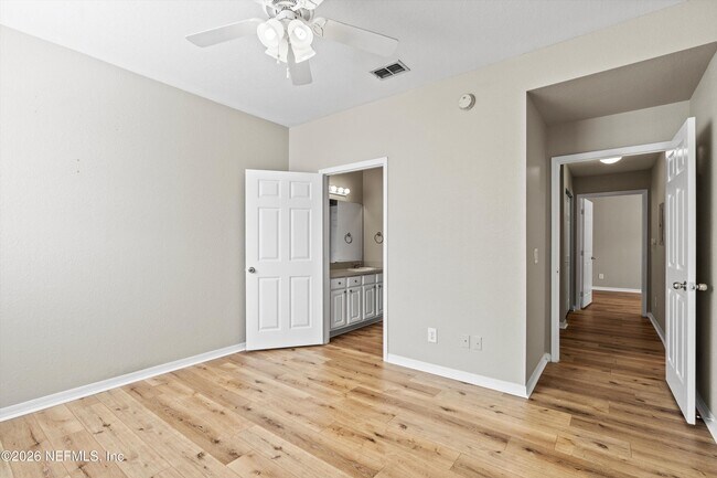Building Photo - 13700 Richmond Park Dr N