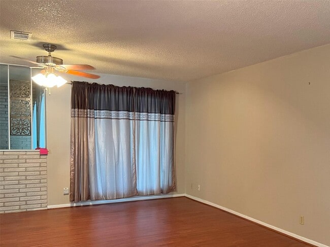 Building Photo - 401 Oakhill Dr