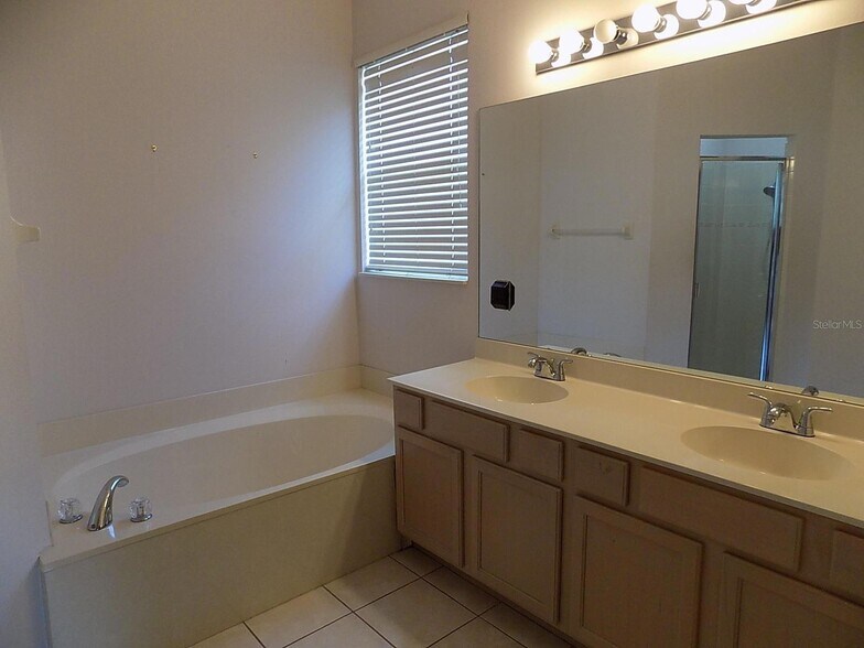 Building Photo - 1214 Shagrock Ct