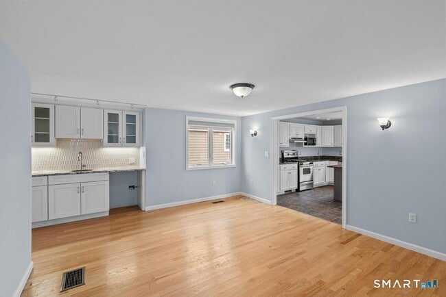 Building Photo - 83 Meadowbrook Rd