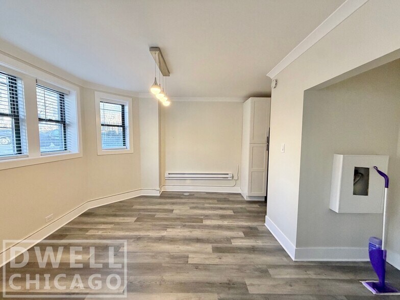 Building Photo - 3837 N Greenview Ave