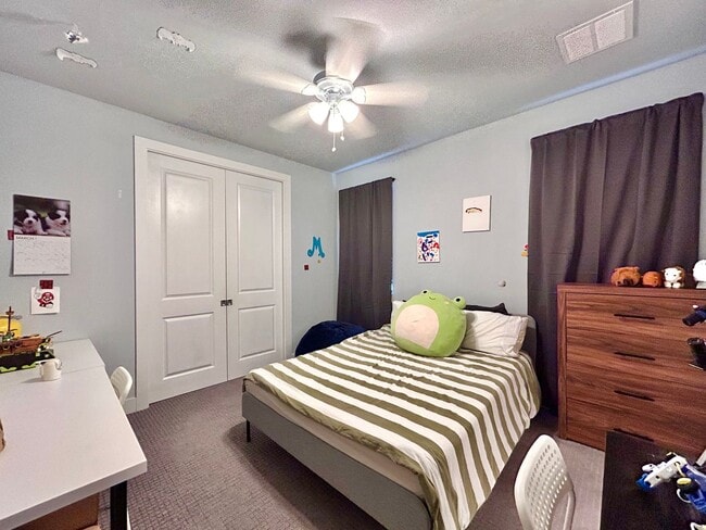 Building Photo - 930 E 54th St