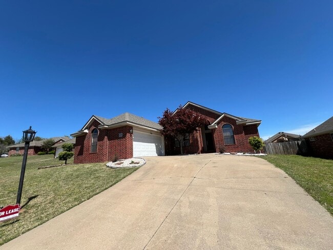 Building Photo - 3 Bed 2 Bath House Right down the road from Northridge Middle School.