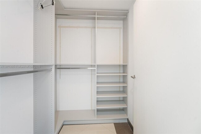Building Photo - 200 Biscayne Blvd Way